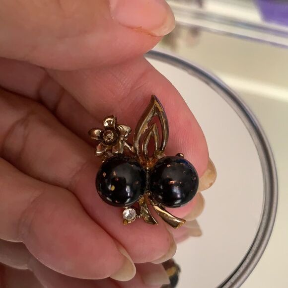 Vtg black flecked stone  screw back earrings - Picture 4 of 7